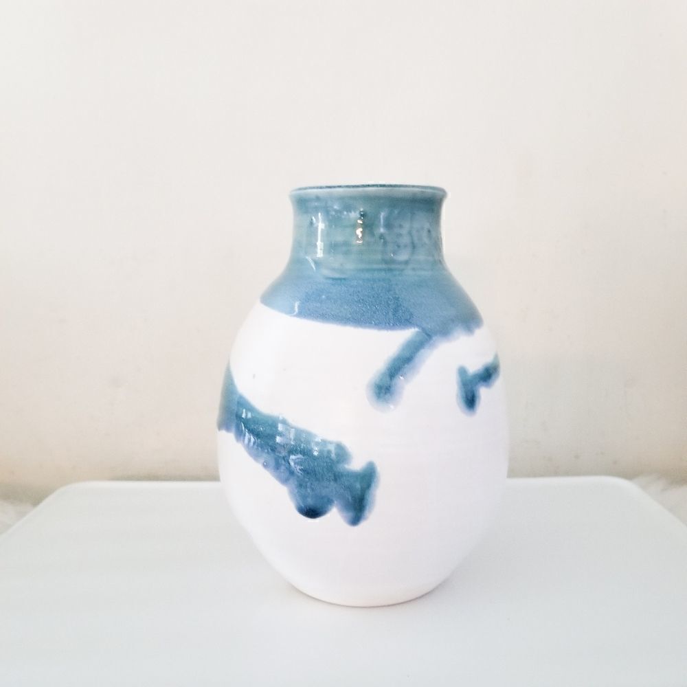 Vintage prispot porcelain drip glass vase